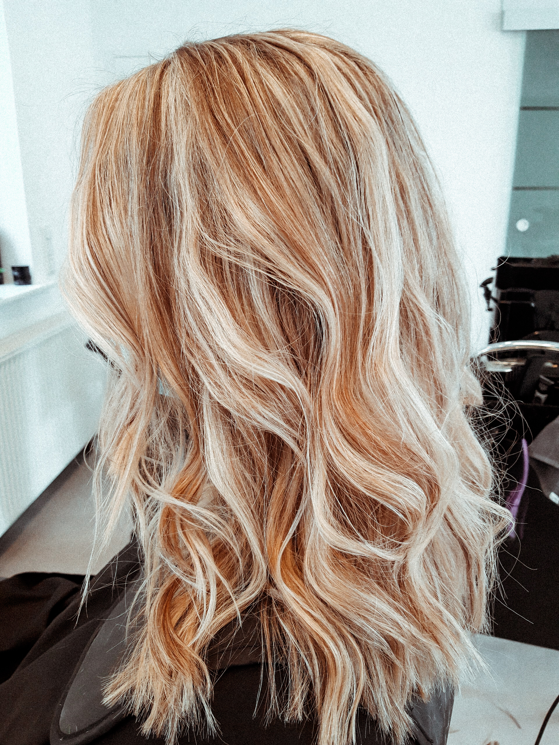 schulterlange blonde Locken