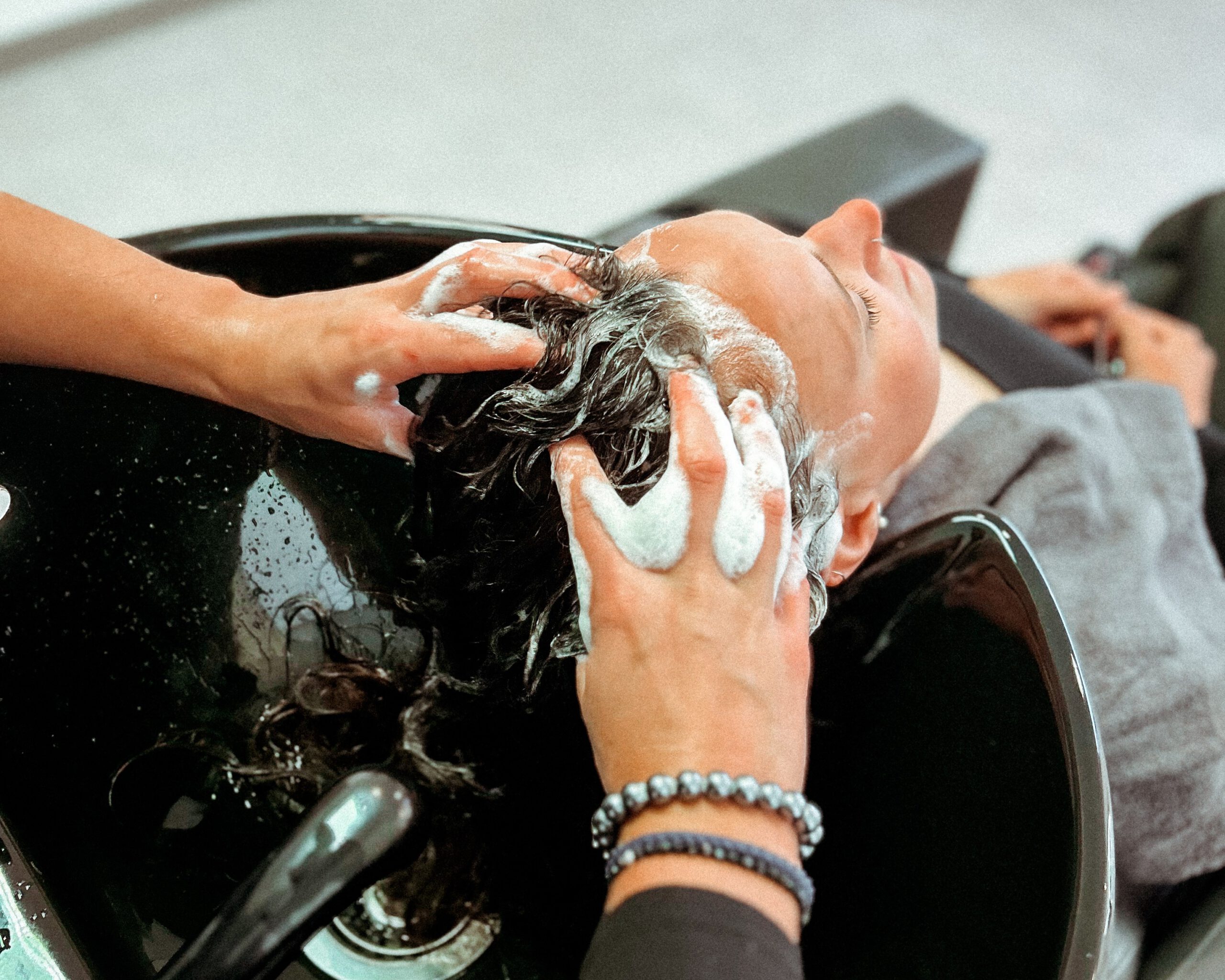 Haarwäsche beim Friseur